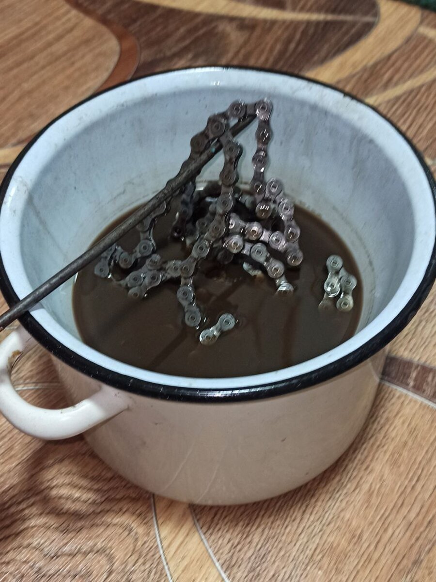 Когда делал фото понял, что наверное пора обновить смазку, примерно 22 раза варил в ней цепь.