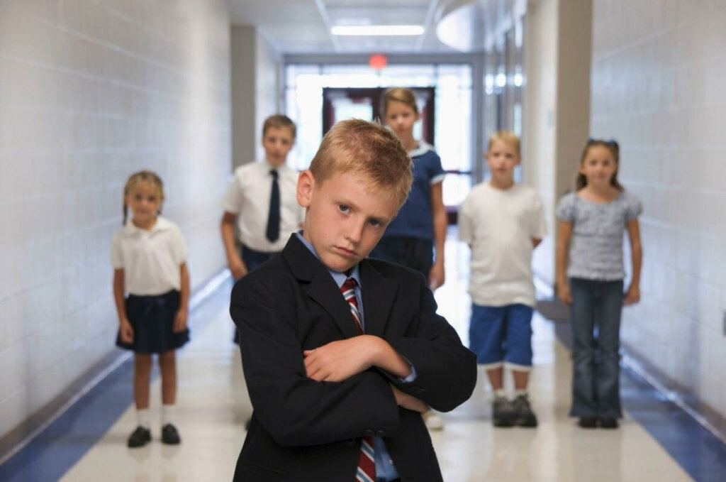 Мальчик-изгой. Фото из Интернета для иллюстрации статьи.