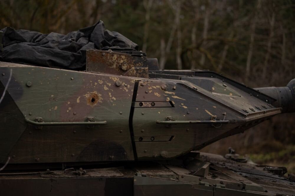 Leopard 2A6 ВСУ со следом попадания противотанковой ракеты в башню в зоне проведения СВО, источник – Телеграм-канал Осведомитель 