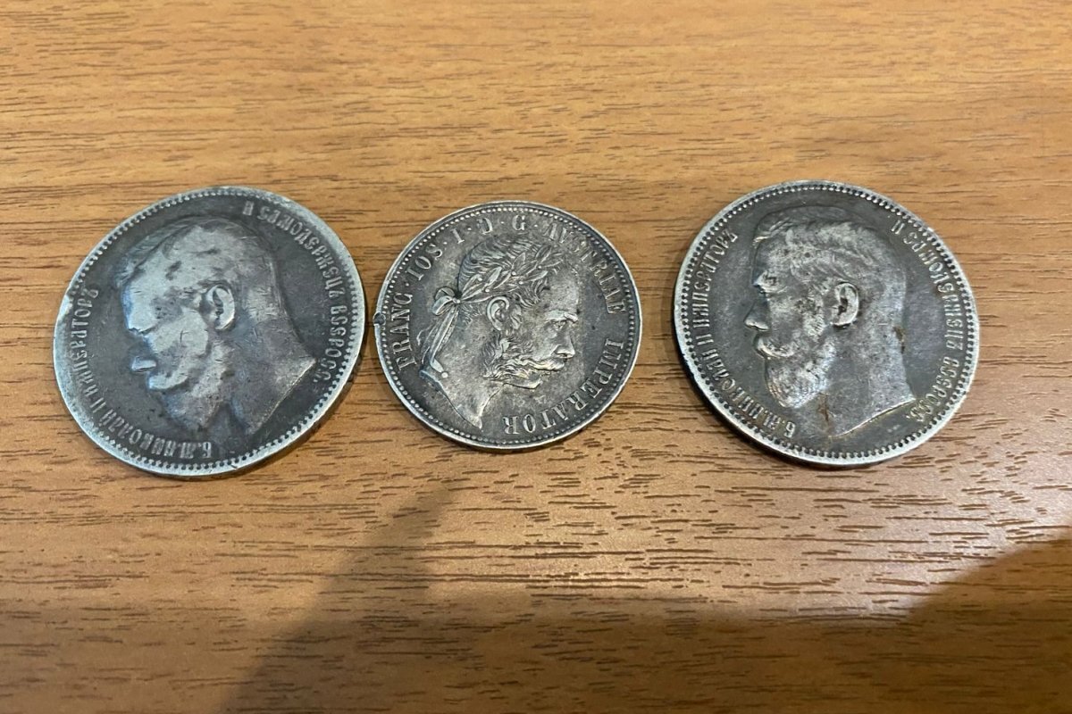    Псковские таможенники передали старинные монеты и книги Минкультуры