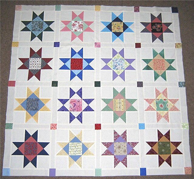 Отличный вариант скрапового одеяла: подойдёт и для ребёнка, и для полноразмерного изделия.