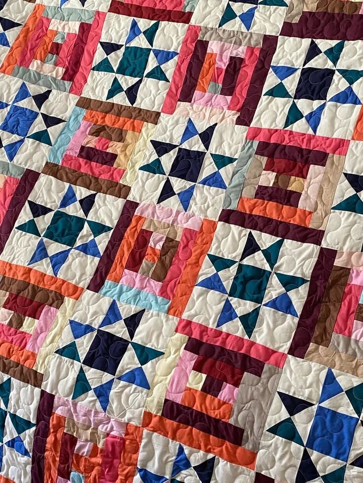 Здесь синие "звёзды" чередуются с красно-коричневыми "ступенями здания суда"