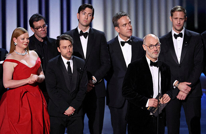    Сценарист Джесси Армстронг (второй справа) принимает награду за лучший драматический сериал «Наследники».Mario Anzuoni/Reuters