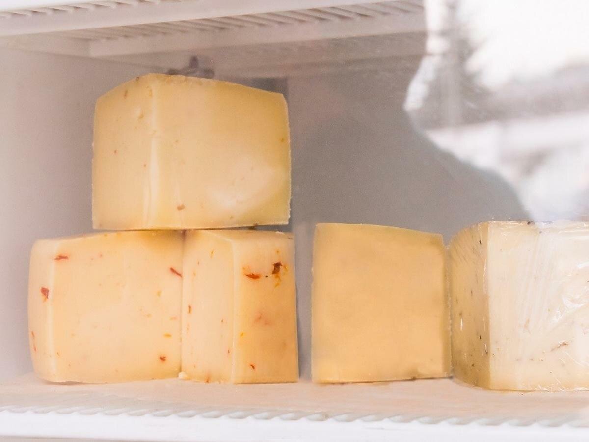 Как проверить свежесть сыра. Сыр в холодильнике. Сыр ручной работы. Сыр в морозилке. Как хранят сыры.