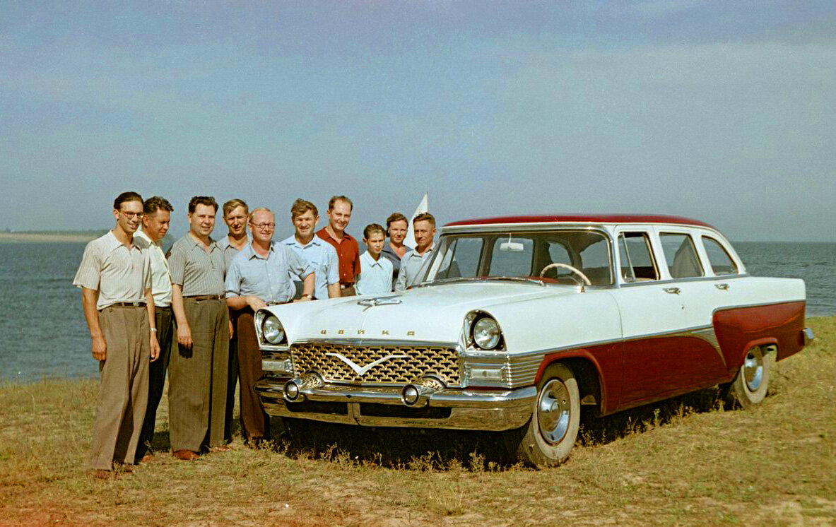 Первый экспериментальный образец ГАЗ-13 «Чайка» с позолоченной решёткой радиатора, на которую, по легенде, пошёл царский золотой червонец. У машины, слева направо: Б. В. Греков, Б. Б. Лебедев, Н. И. Борисов, Р. К. Клуцис, Н. А. Юшманов, М. С. Мокеев, В. С. Соловьёв, В. М. Китаев, С. В. Соловьёв, Т. Д. Сольвьёва, неизвестный.