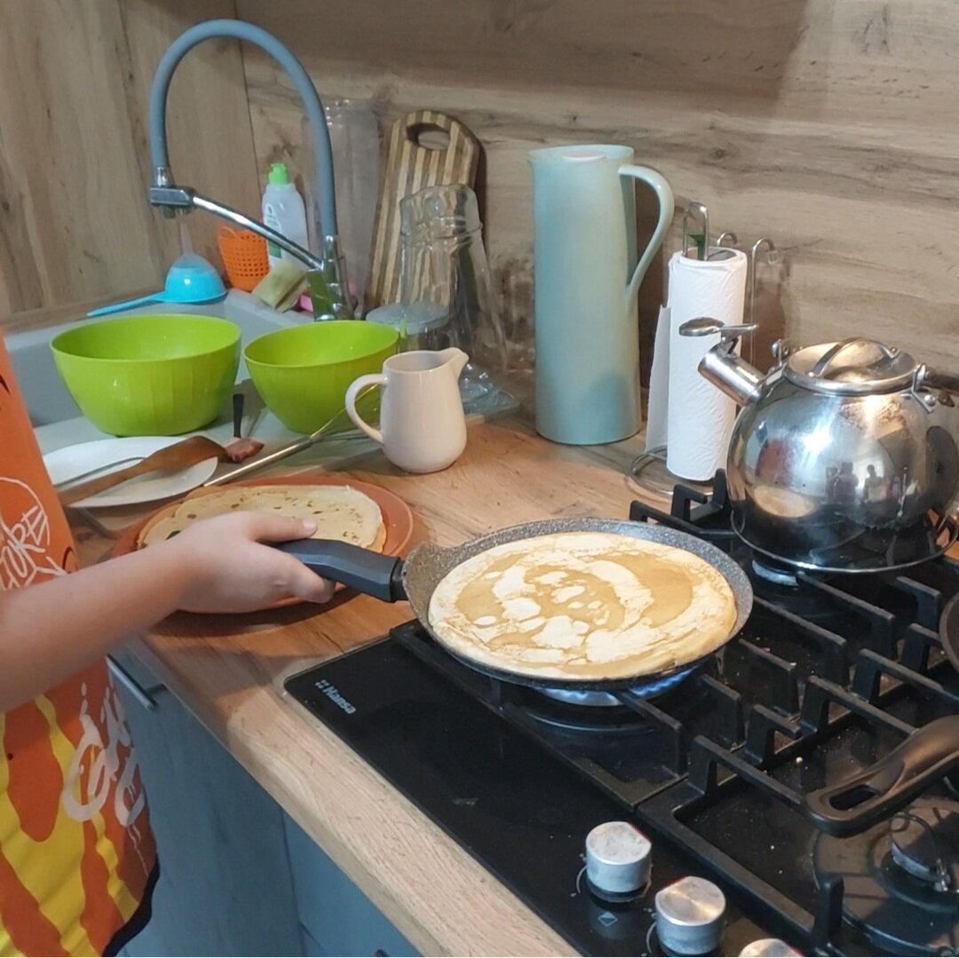 Младший блины жарит)))