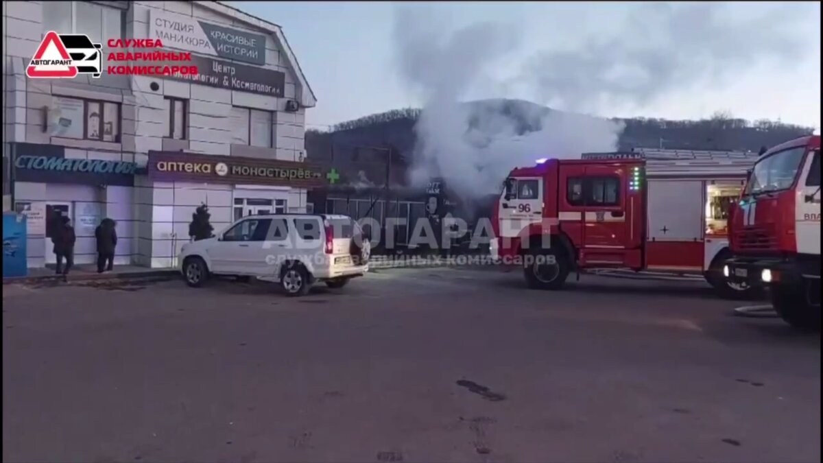 Густой дым и шум сирен: пожар во Владивостока тушат пожарные прямо сейчас —  видео | Восток-Медиа | Дзен