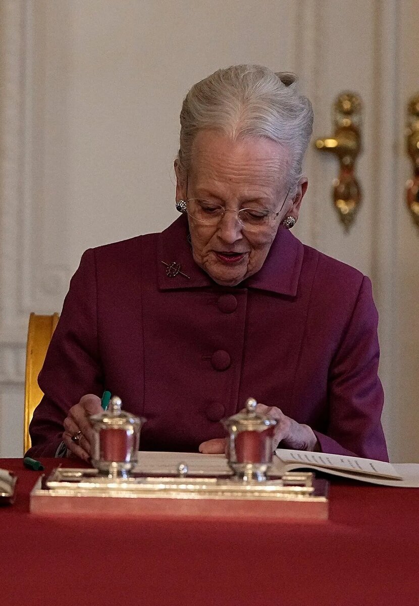 Королева Дании Маргрете II подписывает документ об отречении от престола во время Государственного совета во дворце Кристиансборг в Копенгагене 14 января 2024 года
