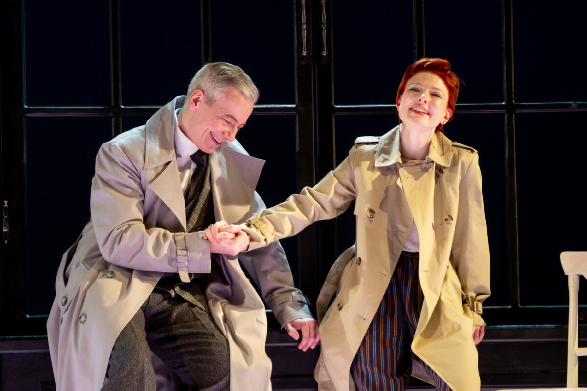 Сцена из спектакля "Глубокое синее море"