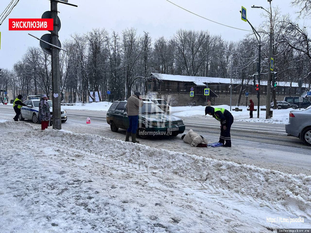 Женщину сбили на пешеходном переходе в Пскове. Фото здесь и далее: ПАИ