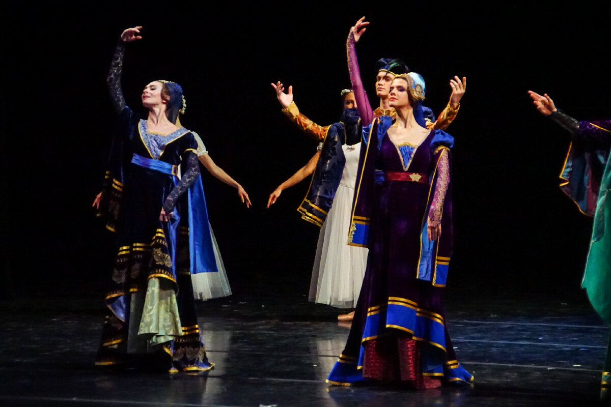 «Средневековый танец с поцелуями»