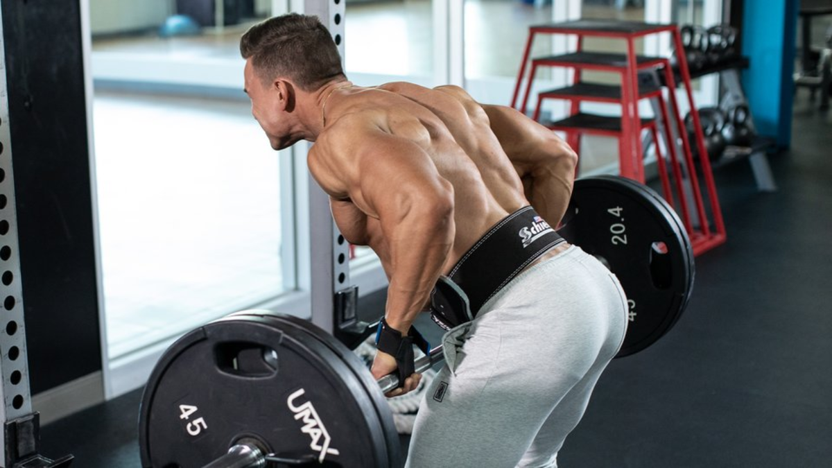 Тяга горизонт блока узким хватом. Тяга горизонтального блока узким хватом. Наклоны со штангой гуд монинг. Тяга к поясу в наклоне с гантелями. Становая со штангой.