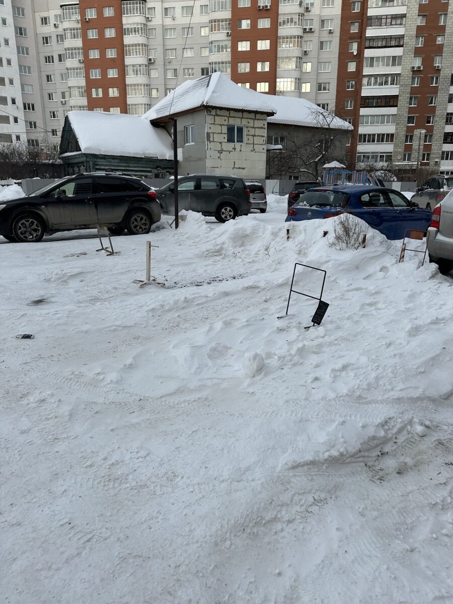 Спорные парковочные места во дворе дома в Екатеринбурге: жители не могут  прийти к согласию | МОО Народный КОНТРОЛЬ | Дзен