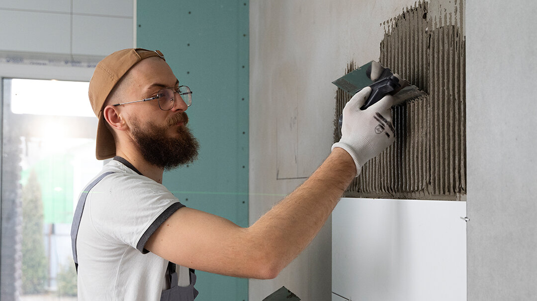 Говорят, что для мелкого кафеля и мозаики однократное нанесение — разумное и экономное решение