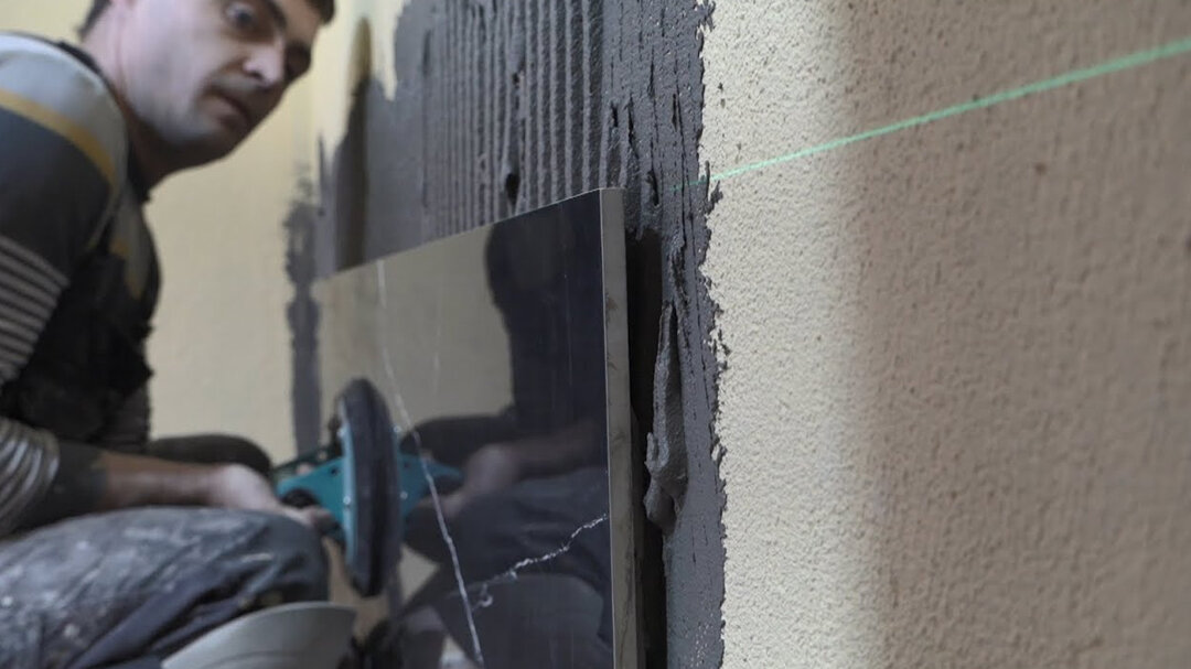 Обойный клей наносится на стену. Нанесение обойного клея на стену. Валик для грунтовки. Нанесение клея для обоев на стену. Станок для оклейки обоев.