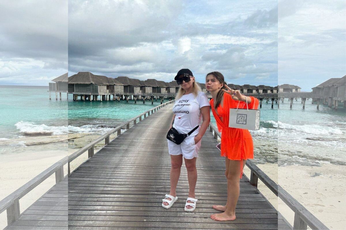 Много игрушек для детей. Много-много. Огромная куча денег. Большая толпа радостных людей. Много лиц людей.