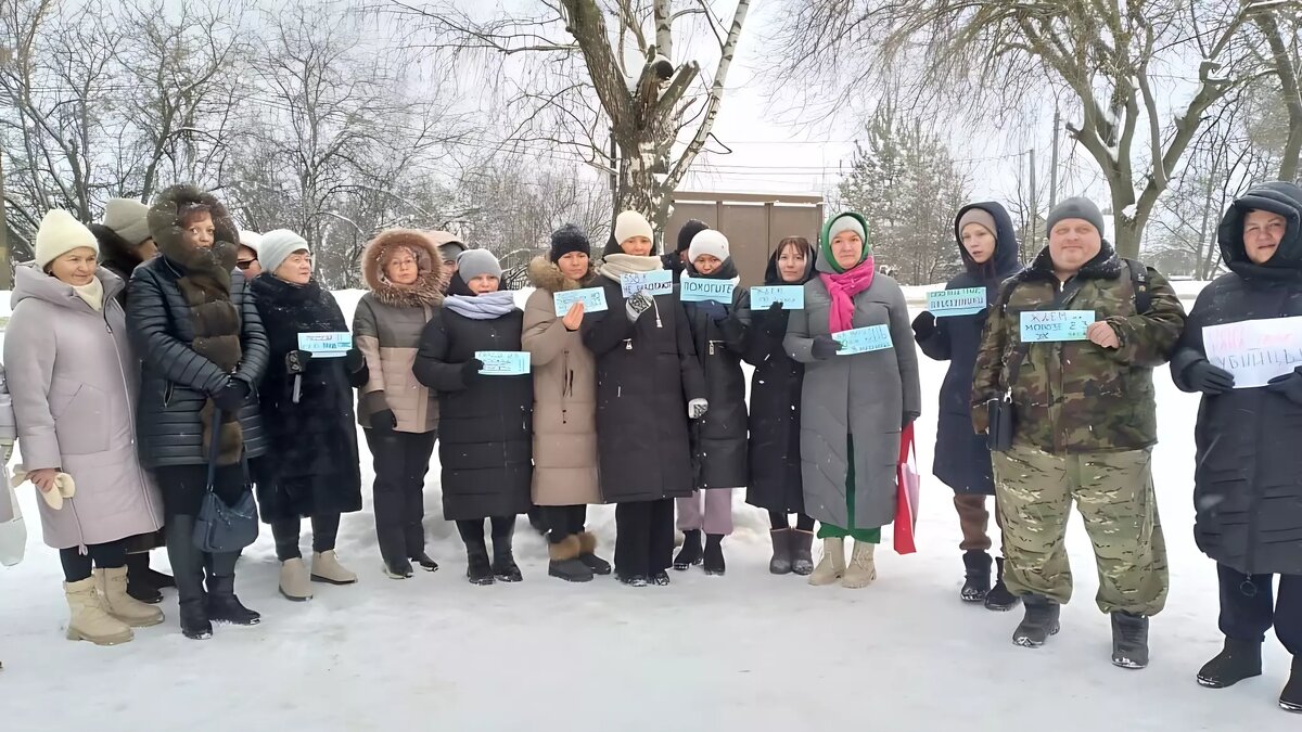     Московская область рискует превратиться в отрезанный от цивилизации регион. Целые районы Подмосковья шлют сигналы бедствия: маршрутки, соединяющие их со столицей, по сути, перестали ходить.