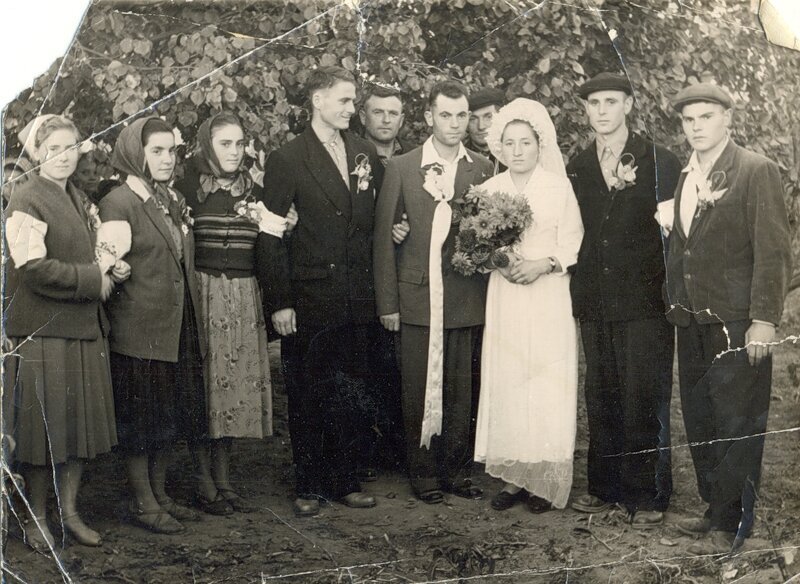 Фотография с бабушкиной свадьбы могла быть такая, но не было фотографии (эта взята в интернете из свободного доступа)