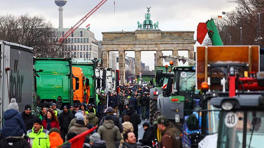 Ernst and young екатеринбург. Фирмы берлина. Фирмы берлина. Завод бмв в берлине. Berlin компания одежда фирмы.