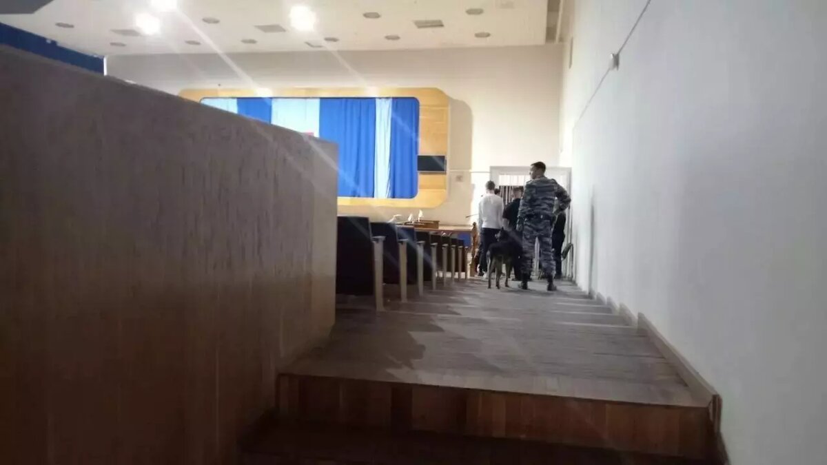     Сегодня на судебном заседании по делу о зверском убийстве волгоградского айтишника адвокаты устроили словесную дуэль со следователем СК, явившимся на допрос. Защита настаивает, что правоохранители выбили из подсудимых нужные показания.