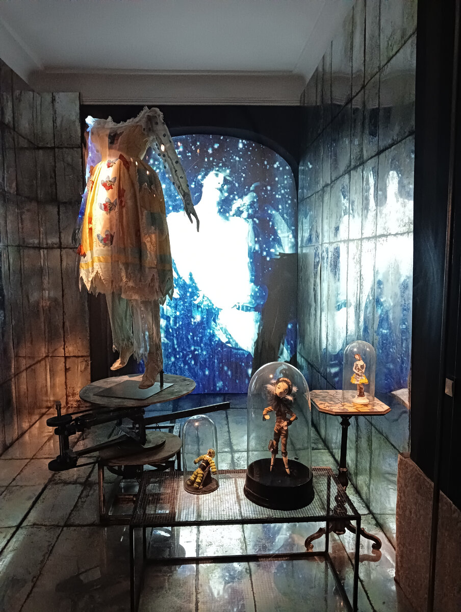 После проектов про Фауста и Венецию Казановы, думаю, все ожидают новое яркое путешествие в Театральном музее.