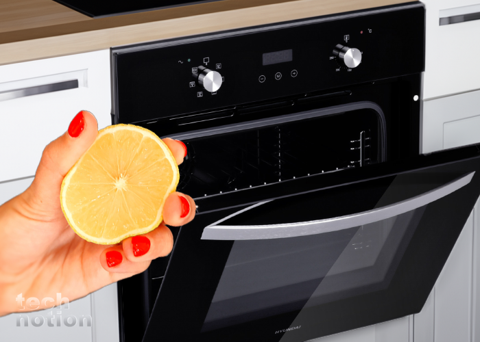 Положите в духовку несколько половинок лимона, чтобы легко удалить загрязнения (Духовой шкаф Электрический Hyundai HEO 6640 BG) / Изображение: дзен-канал technotion