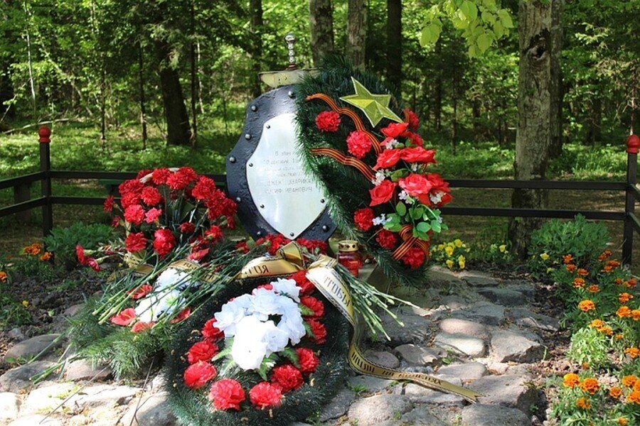 Памятник Иосифу Зварике, члену разведгруппы «ДЖЕК», зверски замученному врагами. Калининградская область, Полесский район, поселок Сосновка, 4 км от поселка, шоссе Полесск - Залесье.