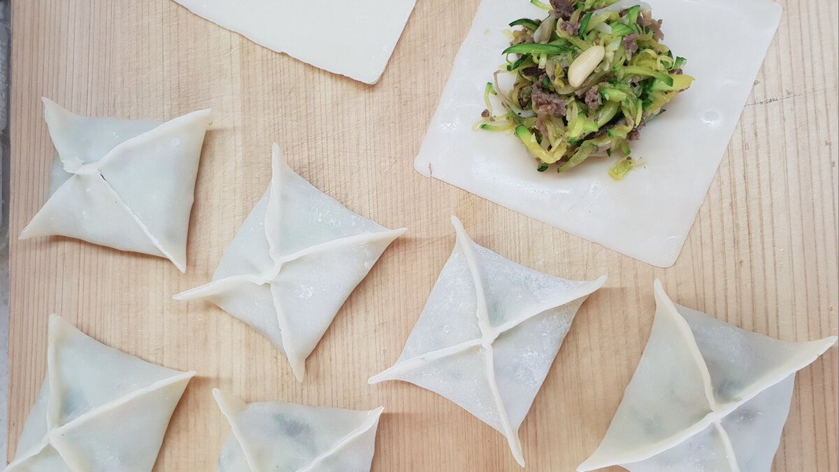 Не знаю, почему, но в странах СНГ пёнсу превратились в пянсе и относятся к совсем другому виду манду - паровые пирожки из дрожжевого теста (еще их называют пигоди).