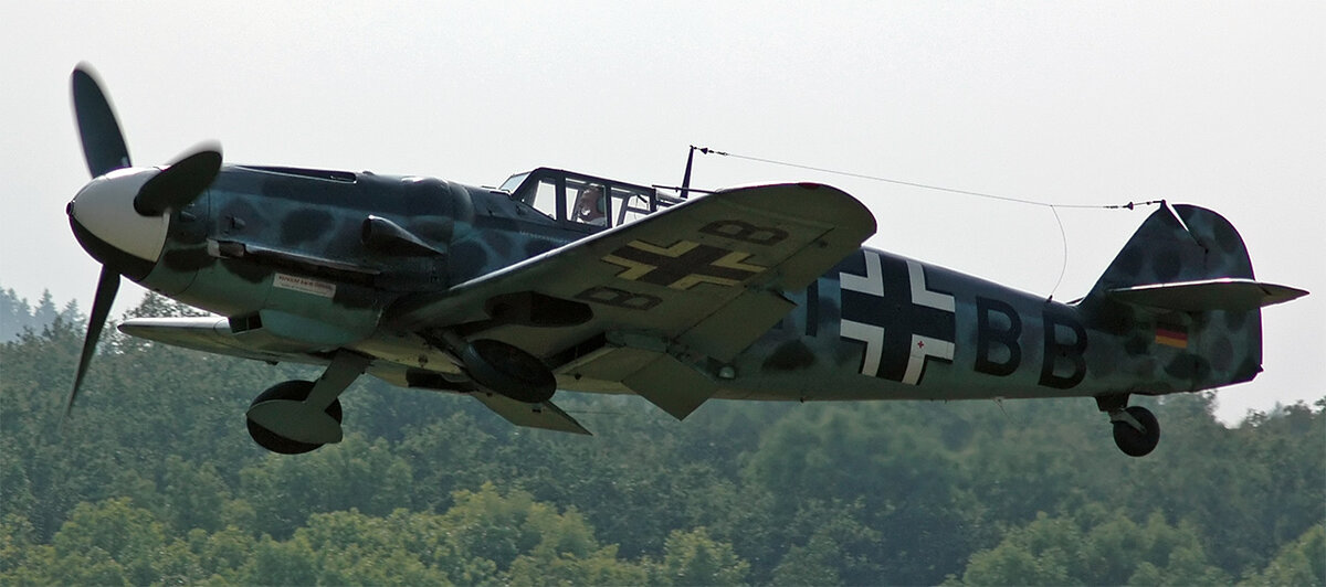 Мессершмитт Bf 109 (нем. Messerschmitt Bf 109, традиционное для СССР написание — Ме-109) — одномоторный поршневой истребитель-низкоплан, состоявший на вооружении Люфтваффе и ВВС различных стран почти 30 лет