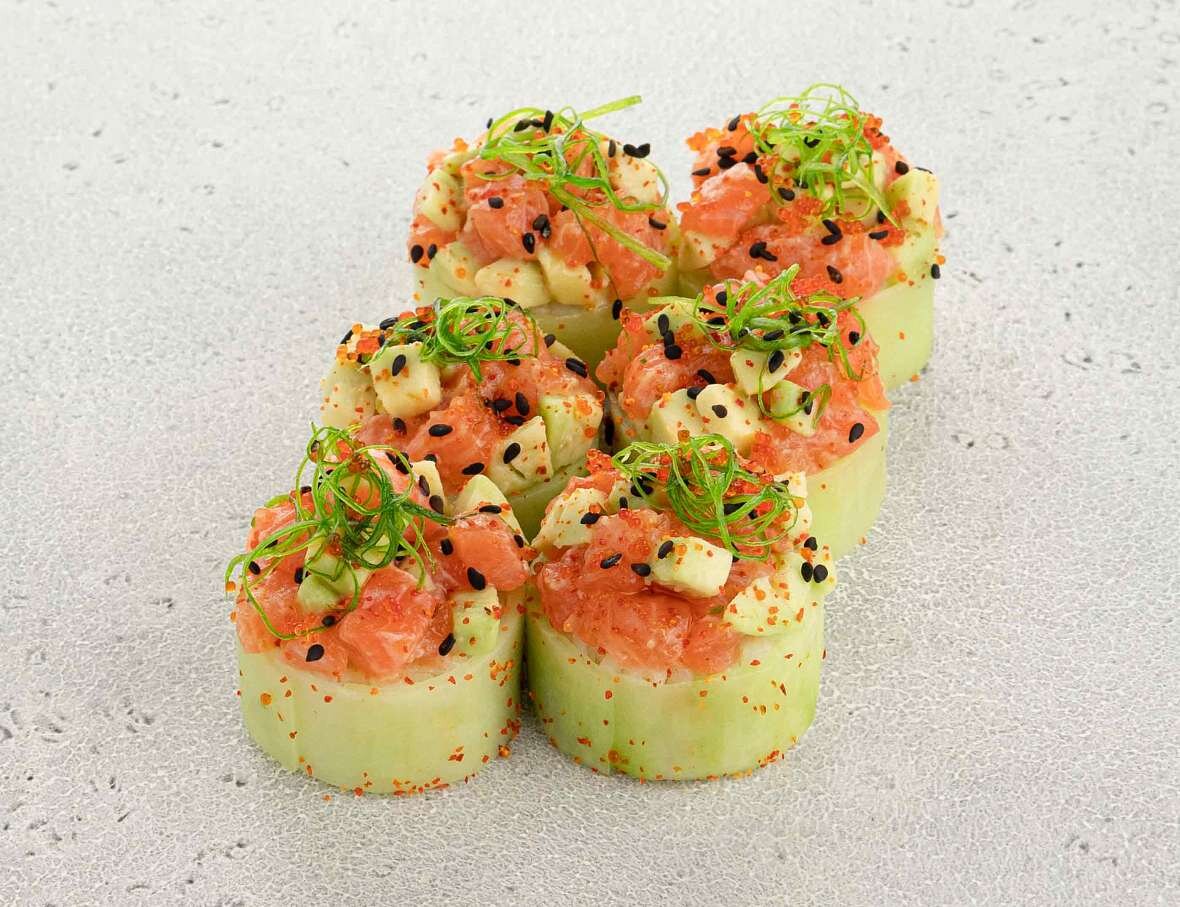 Фреш-ролл с лососем в огурце