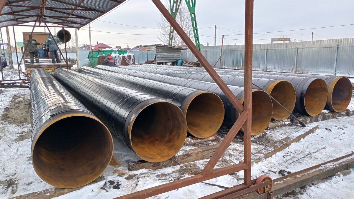 Компания «ТрубСтройИнновация» предлагает услугу антикоррозийного покрытия и теплоизоляции труб. Надёжная защита трубопроводов является гарантией длительной, безаварийной эксплуатации. 
Теплоизоляция труб

Пенополиуретановая изоляция (ППУ)
Изоляция труб ППУ является одним из путей экономии тепловой энергии при обслуживании объектов теплоснабжения. ППУ является неплавкой термоактивной пластмассой с ярко выраженной ячеистой структурой. Согласно своим свойствам, пенополиуретан признан во всем мире полимером №1.
Пенополимерминеральная изоляция (ППМИ)
ППМИ — представляет собой тепловую изоляцию на основе вспененного полимера и минерального наполнителя. Основные компоненты ППМ изоляции — это, как правило, пенополиуретан (ППУ) и введённый в него, для придания механической прочности, минеральный наполнитель, в качестве которого обычно выступает песок, зола или другие материалы.
Антикоррозийная изоляция

Битумно-полимерная изоляция (нормальная, УС, ВУС ГОСТ 9.602-2005).
Битумно полимерная изоляция поверхности стальных труб производится посредством нанесения рулонного армирующего материала с применением изоляционной битумно-полимерной мастики, стеклохолста и защитной крафт-бумаги.
Изоляция экструдированным полиэтиленом.
Двухслойное полиэтиленовое покрытие состоит из адгезионного, подслоя на основе термоплавкой полимерной композиции и наружного полиэтиленового слоя. Трехслойное полиэтиленовое покрытие состоиит из слоя эпоксидного праймера, адгезионного подслоя на основе термоплавкой полимерной композиции и наружного полиэтиленового слоя. Наружное покрытие на основе экструдированного полиэтилена может быть выполнено в двух конструкциях: усиленного типа (У) и весьма усиленного типа (ВУ).
Цементно-песчаная изоляция (ЦПИ) или цементнопесчаное покрытие труб(ЦПП)
Ленточная изоляция Литкор.
Одним из эффективных способов защиты трубопроводов является использование ленточно-полимерной изоляции. Это отличный способ для получения качественной изоляции и эффективной антикоррозионной защиты. Ленточно-полимерная продукция широко используется на трубах разного назначениях, в том числе при обработке промысловых и магистральных трубопроводах. Особое значение данный вид изоляции принимает при необходимости проведения ремонтных работ в трассовых условиях.

Полимерная лента представляет собой рулонный материал. На основу такой ленты нанесена мастика, которая обеспечивает высокое сцепление ленты с основанием металлической трубы. Задача ленточной изоляции заключается в исключении попадания на металлическую поверхность влаги, кислорода или коррозообразующих веществ.