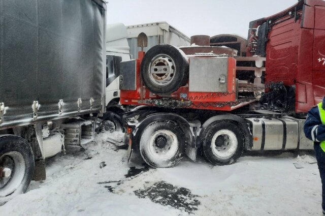    Массовое ДТП в Сергиевском районе Самарской области Фото: МЧС Самарской области – Телеграм/ МЧС Самарской области