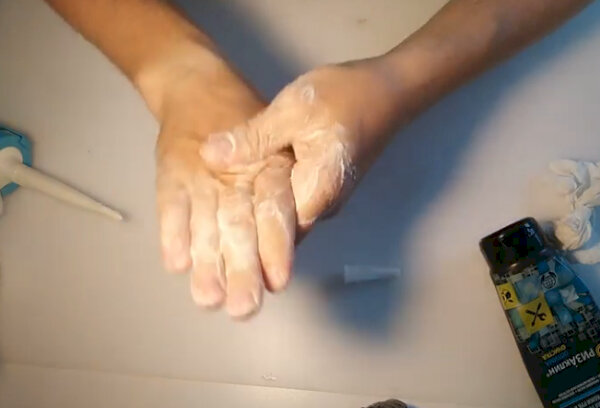 Герметик обладает очень вязкой консистенцией, поэтому после выполнения работ часто остается на руках. Просто вымыть руки недостаточно, поскольку герметик быстро прилипает и отвердевает.-2