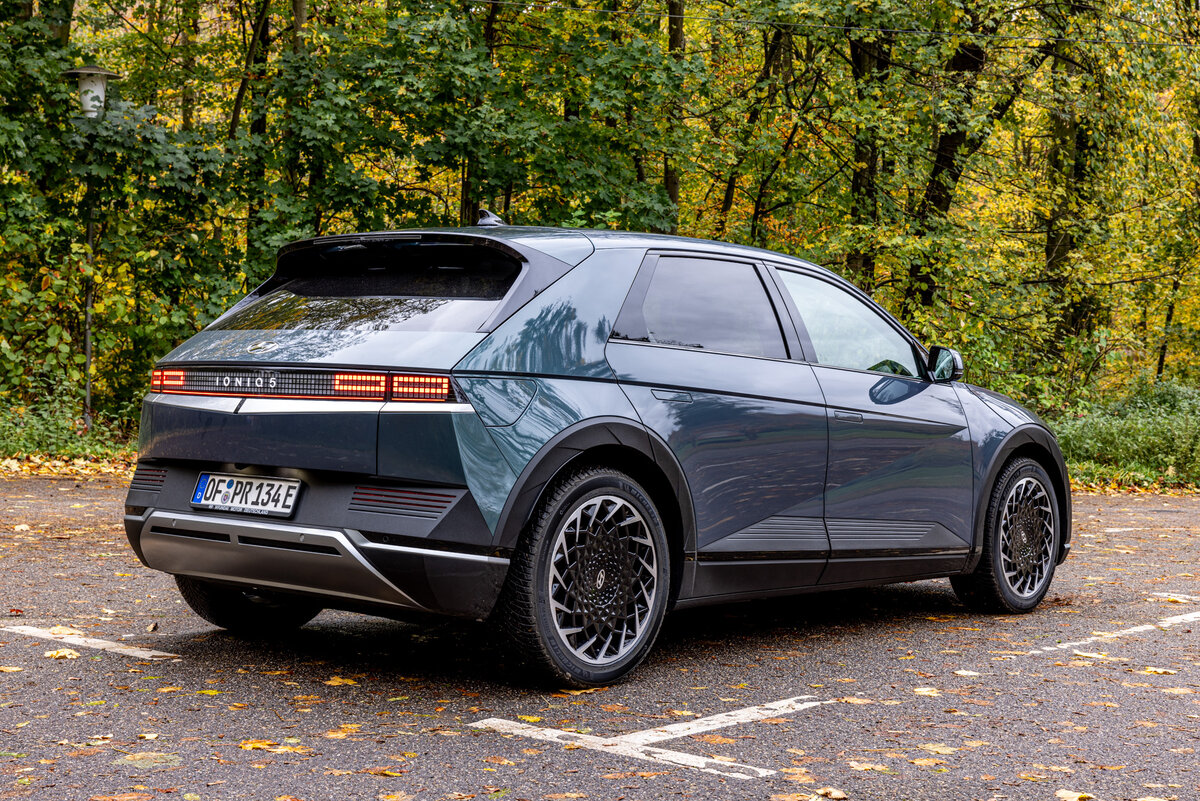 Эта "электричка" готова разогнаться до 185 км/ч. И это при массе за 2 тонны!