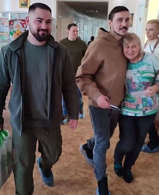 После того как отгремела "голая" вечеринка, наши звезды затаились, и стараются особо не отсвечивать в информационном пространстве.-4