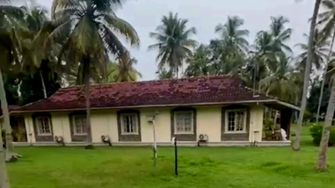 На фото: номерной фонд отеля, состоящий из домиков