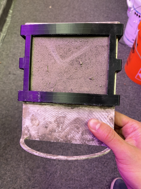 Топливный элемент, покрытый грязью после того, как его вытащили из земли