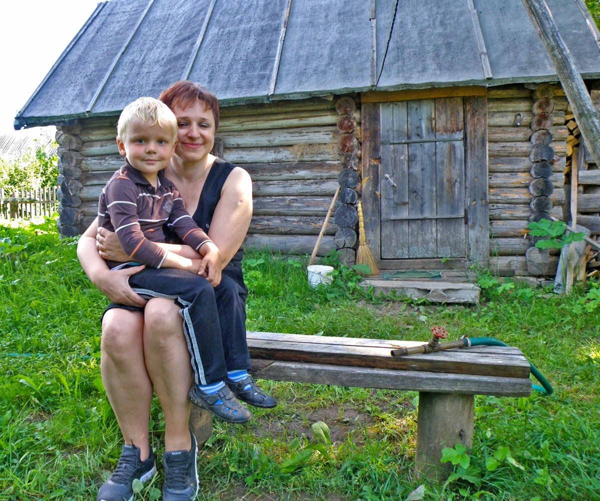 Молодая русская мамка с сыном. Мама в деревне. Деревенские мамы. Деревенская мать. Мать на даче.