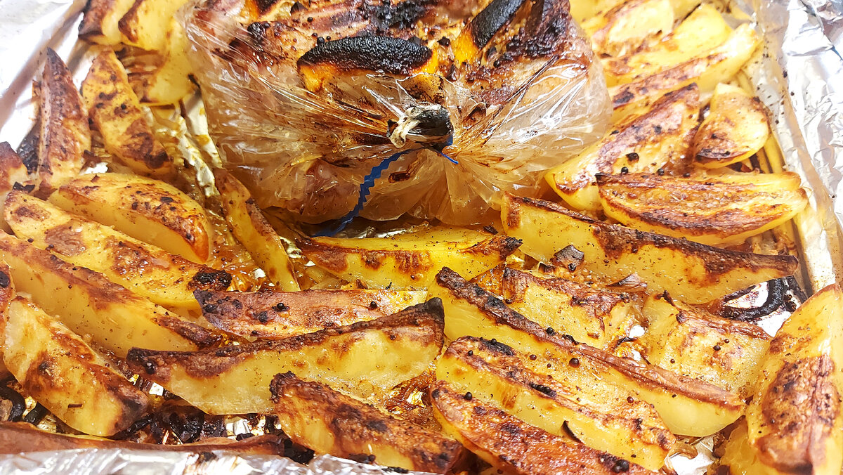 Вкумное мясо втдуховке. Мясо запечённое в духовке. Свиная шея в духовке. Мясо запечённое в духовке. Готовка свинины в духовке.