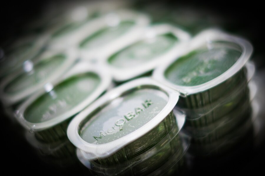 Когда концентрация доходит до критической, мы фильтруем лишнее, замораживаем и продаем. Витамины, минералы, антиоксиданты, бла-бла-бла, но, самое главное, это 60% дешевого растительного белка в пересчете на сухую массу. С этим уже можно иметь дело