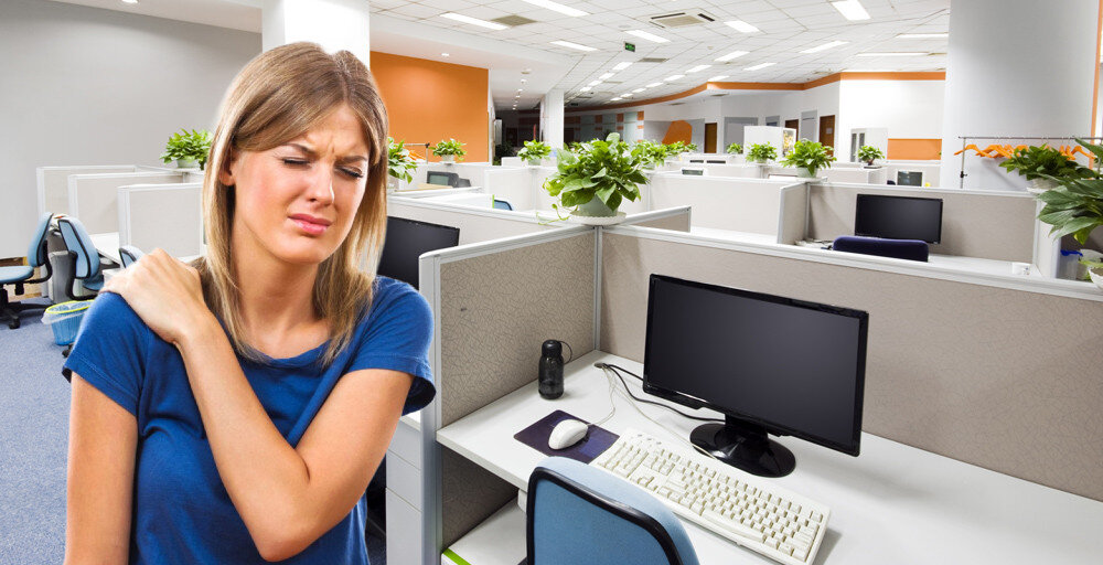 офисные работники часто жалуются на боль в плечах
