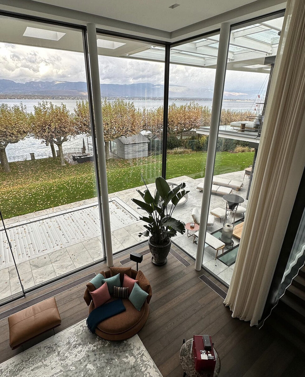 Это не игрушечные кресла и столы, а таких габаритов раздвижные конструкции