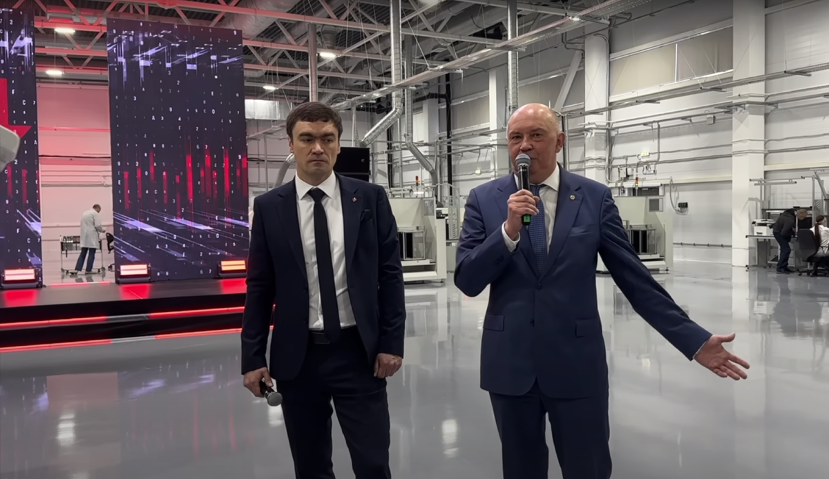 С микрофоном — генеральный директор ICL, директор производственного кластера Евгений Cтепанов. Слева — директор завода Игорь Веденеев.