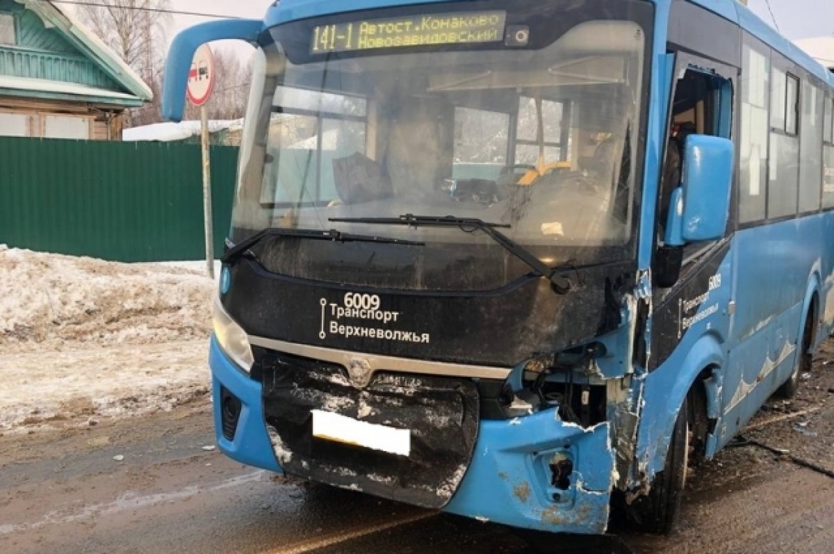    Опубликованы фотографии с места ДТП с автобусом в Тверской области