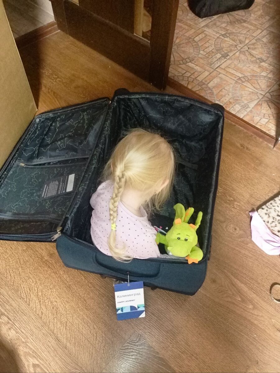 Дарим подарки. Курьером до двери. Получить вещи в подарок. Человек с подарком. Получить вещи в подарок.