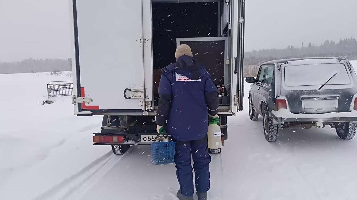     После жалоб жителей Вавожа и публикации Udm-info, сотрудники минприроды республики вместе с общественниками выехали на реку Ува.