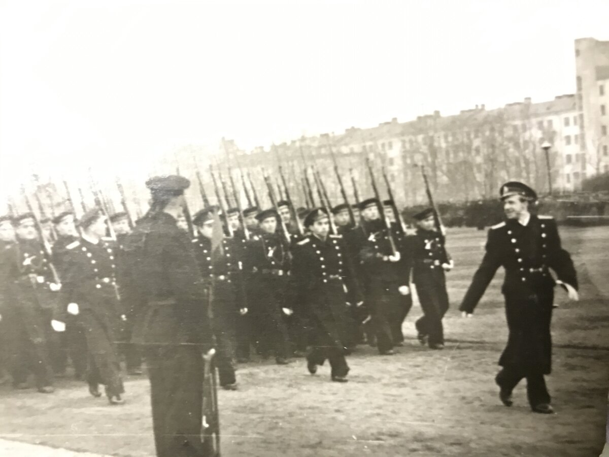 Отец командует матросами на параде (к сожалению, только в таком качестве нашлось фото)