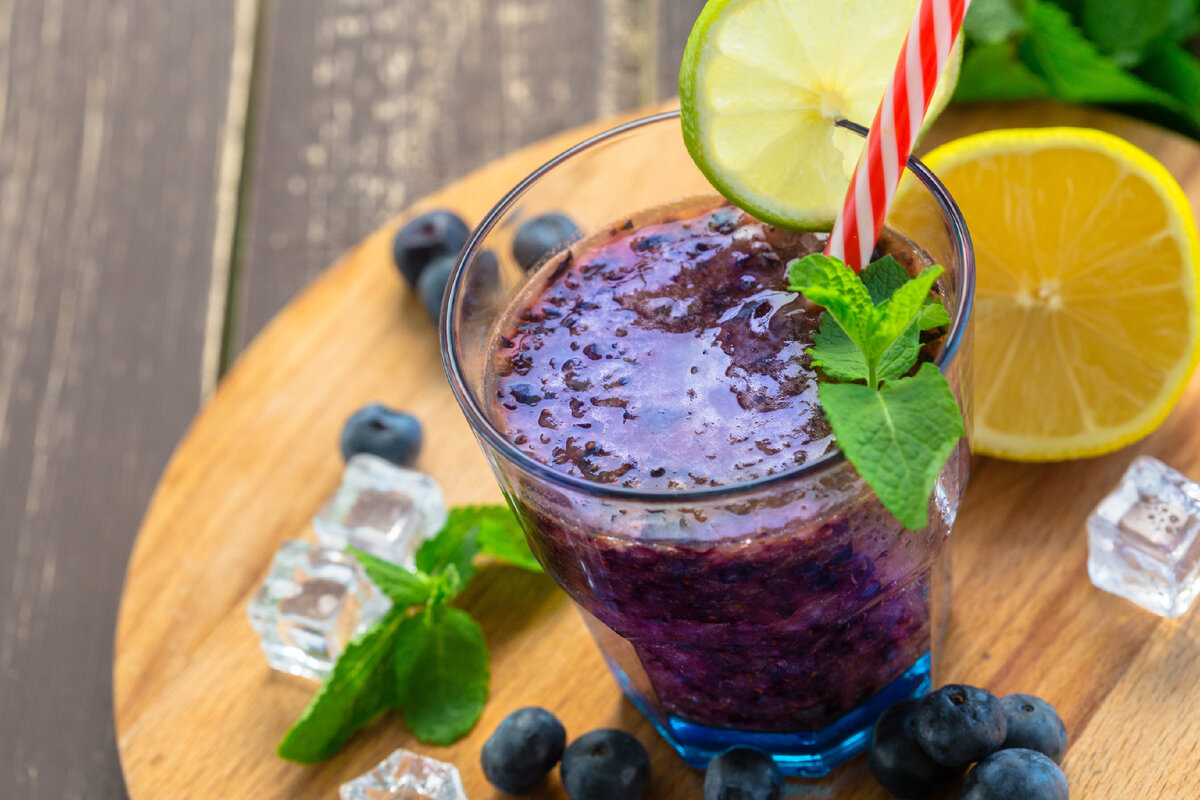 Фото: fabrikasimf, https://www.freepik.com/free-photo/blueberry-smoothies_20989188