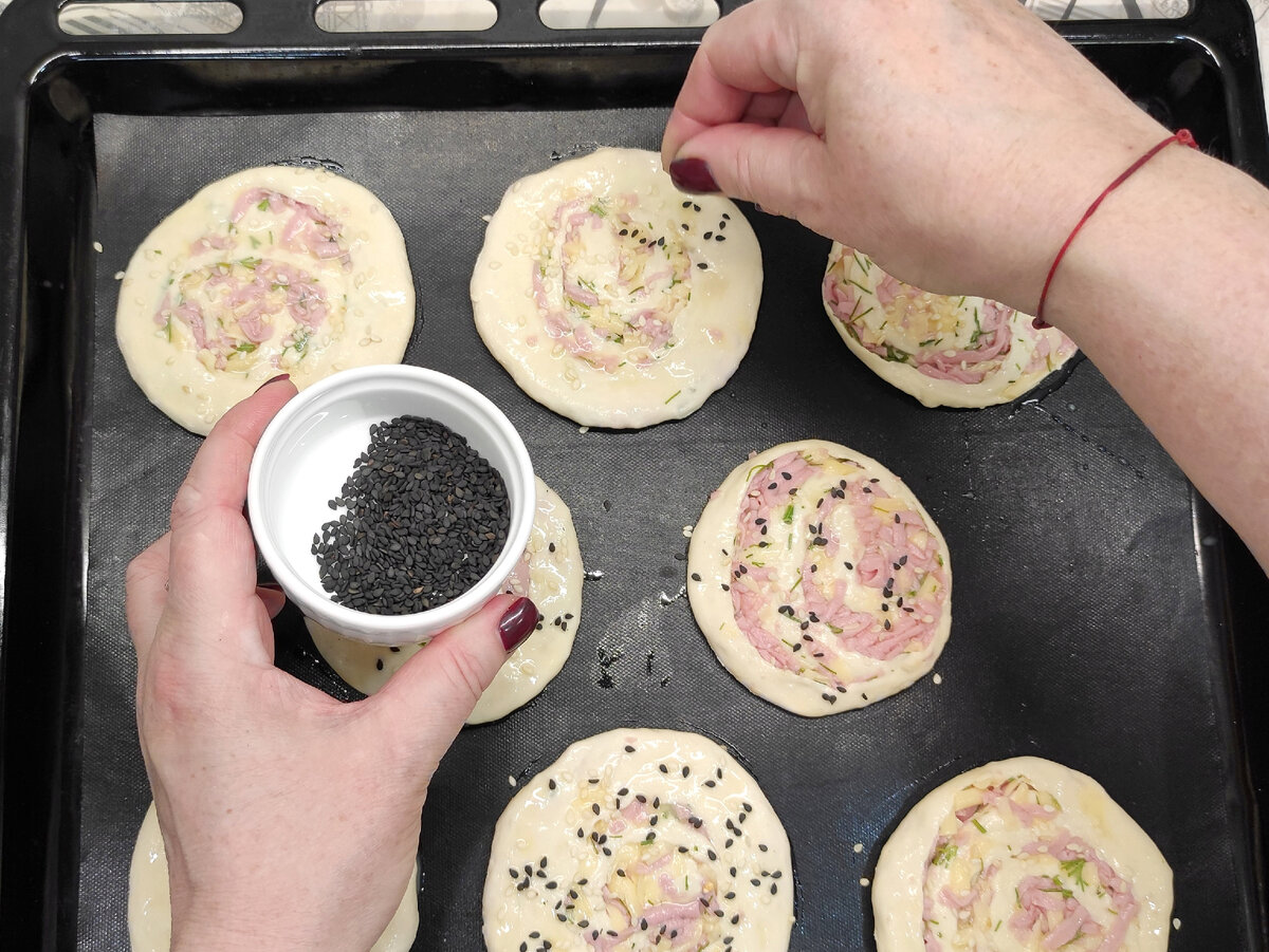 Колбаса с сыром в слоеном тесте. Слойки с колбасой и сыром. Слойки с колбасой и сыром. Рулетики с колбасой и сыром. Рулетки из слоёного теста.