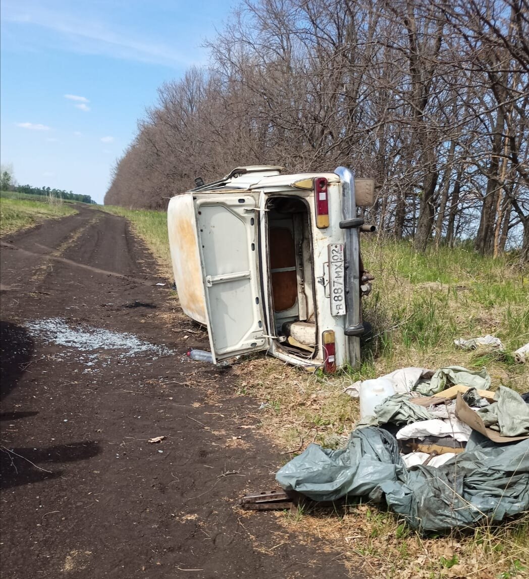 Молодые перевернулись на москвиче 412 